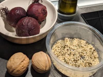 Burokėlių salotos su graikiniais riešutais ir kanapių sėklomis Žingsnis 1