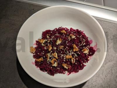 Burokėlių salotos su graikiniais riešutais ir kanapių sėklomis pagrindine nuotrauka