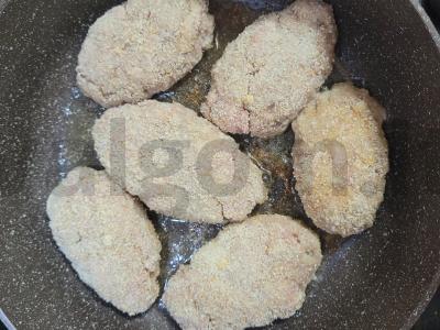 Sultingi kotletai su džiūvėsėliais keptuvėje Žingsnis 3