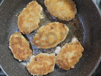 Sultingi kotletai su džiūvėsėliais keptuvėje Žingsnis 4