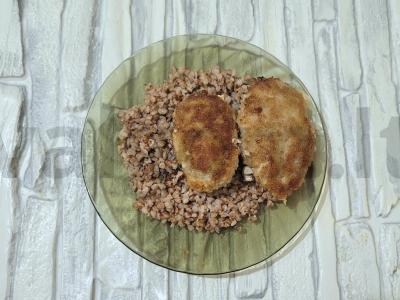 Sultingi kotletai su džiūvėsėliais keptuvėje pagrindine nuotrauka