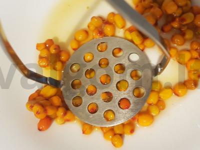 Šildantis vitaminų arbata iš šaltalankių ir erškėtuogių Žingsnis 2