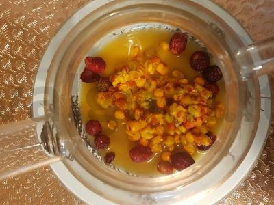 Šildantis vitaminų arbata iš šaltalankių ir erškėtuogių Žingsnis 3