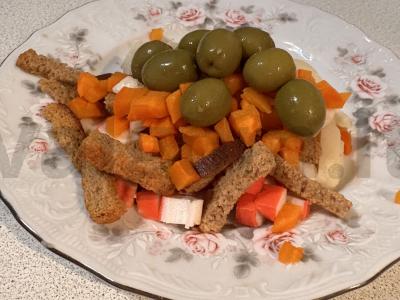 Šventinis salotas su alyvuogėmis pagrindine nuotrauka