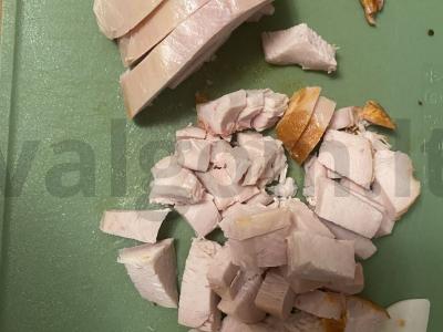 Salotas su rūkytomis krūtinėlėmis ir omletu Žingsnis 1