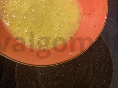 Salotas su rūkytomis krūtinėlėmis ir omletu Žingsnis 2