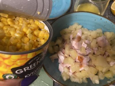 Salotas su rūkytomis krūtinėlėmis ir omletu Žingsnis 5