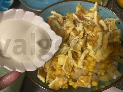 Salotas su rūkytomis krūtinėlėmis ir omletu Žingsnis 7