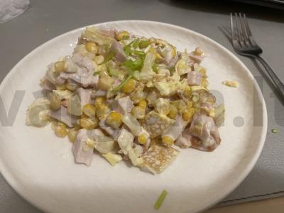 Salotas su rūkytomis krūtinėlėmis ir omletu pagrindine nuotrauka