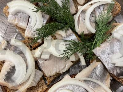 Silkė su svogūnais vakarienei pagrindine nuotrauka