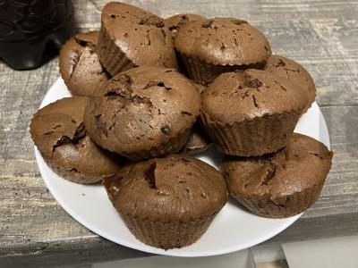 Šokoladiniai keksiukai su pienu pagrindine nuotrauka