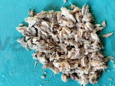 Lengvas vištienos salotas su žirniais ir granatais Žingsnis 1