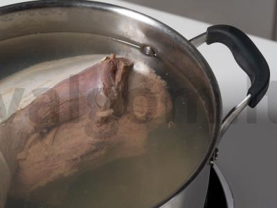 Bulvių apkepas su liežuviu Žingsnis 1