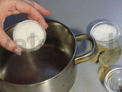 Marinuoti mini šampinjonai su svogūnais Žingsnis 1