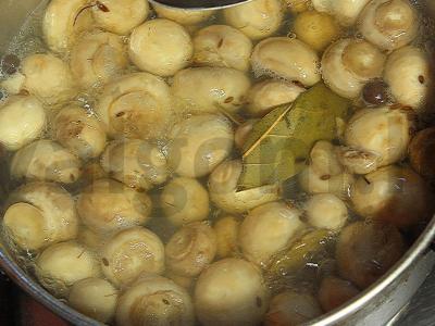 Marinuoti mini šampinjonai su svogūnais Žingsnis 3