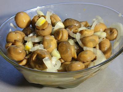 Marinuoti mini šampinjonai su svogūnais pagrindine nuotrauka