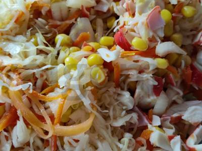 Salotos su krabų mėsa ir unagi padažu pagrindine nuotrauka