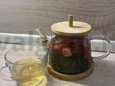 Žalioji arbata su čiobreliais ir braškėmis pagrindine nuotrauka