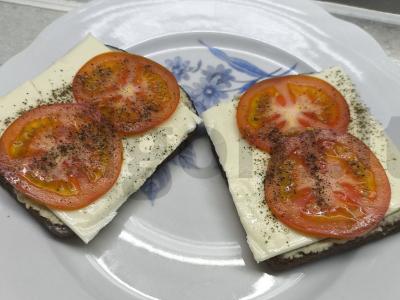 Tostai su humusu ir pomidorais pagrindine nuotrauka