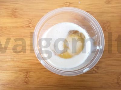 Omletas su kefyru, korėjietiška morkų salotomis ir duona Žingsnis 1