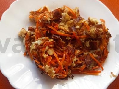 Omletas su kefyru, korėjietiška morkų salotomis ir duona pagrindine nuotrauka