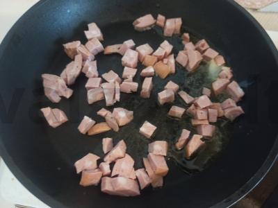 Kukurūzų košė su kepta dešra ir daržovėmis Žingsnis 1