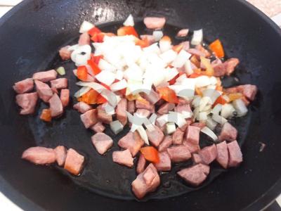 Kukurūzų košė su kepta dešra ir daržovėmis Žingsnis 3