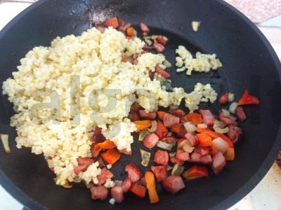 Kukurūzų košė su kepta dešra ir daržovėmis Žingsnis 4