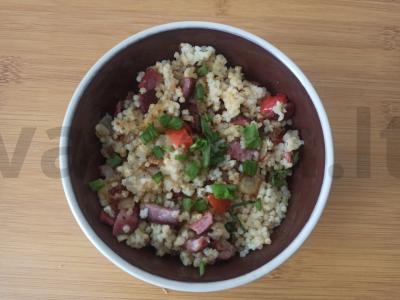 Kukurūzų košė su kepta dešra ir daržovėmis pagrindine nuotrauka