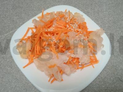 Korėjietiška salotos su koraliniais grybais pagrindine nuotrauka