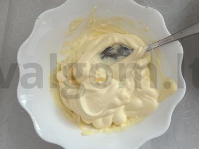 Šventiniai sumuštiniai su česnaku, pomidoru ir sūriu Žingsnis 3