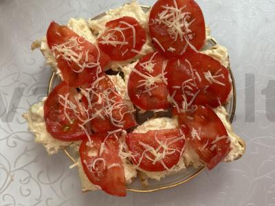 Šventiniai sumuštiniai su česnaku, pomidoru ir sūriu Žingsnis 5