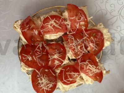 Šventiniai sumuštiniai su česnaku, pomidoru ir sūriu pagrindine nuotrauka