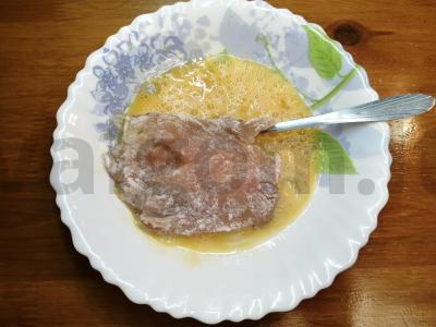 Vištienos kotletai džiūvėsėliuose su firminiu padažu Žingsnis 4