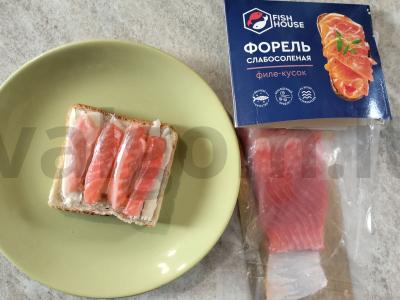 Sumuštinis su raudonąja žuvimi ir poštuotu kiaušiniu Žingsnis 4