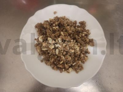 Grikių košė su keptu faršu ir vištienos kiaušiniu pagrindine nuotrauka