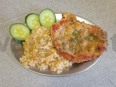 Kiaulienos kotletai su kviečių kruopų garnyru pagrindine nuotrauka