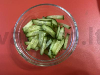 Šviežias salotas su žaliais žirneliais ir žolelėmis Žingsnis 1