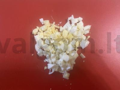 Šviežias salotas su žaliais žirneliais ir žolelėmis Žingsnis 2