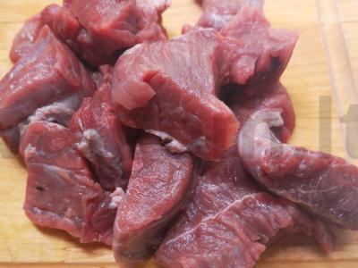 Troškinta jautiena su pomidorų pasta ir grietinėlėmis Žingsnis 2