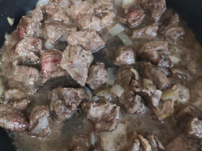 Troškinta jautiena su pomidorų pasta ir grietinėlėmis Žingsnis 3