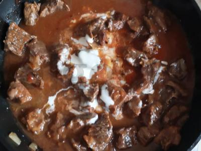 Troškinta jautiena su pomidorų pasta ir grietinėlėmis Žingsnis 5