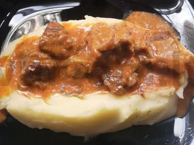 Troškinta jautiena su pomidorų pasta ir grietinėlėmis pagrindine nuotrauka