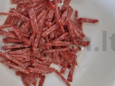 Salotas su rūkytomis dešromis, avinžirniais, daržovėmis ir sūriu Žingsnis 1