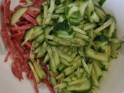 Salotas su rūkytomis dešromis, avinžirniais, daržovėmis ir sūriu Žingsnis 2