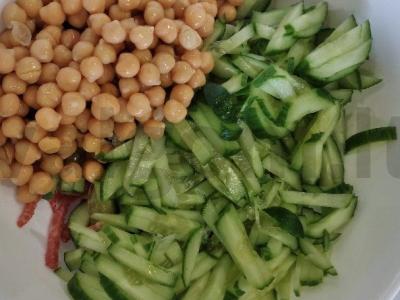 Salotas su rūkytomis dešromis, avinžirniais, daržovėmis ir sūriu Žingsnis 3