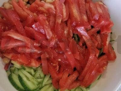 Salotas su rūkytomis dešromis, avinžirniais, daržovėmis ir sūriu Žingsnis 4