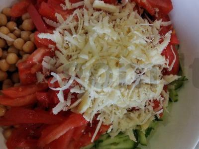 Salotas su rūkytomis dešromis, avinžirniais, daržovėmis ir sūriu Žingsnis 5