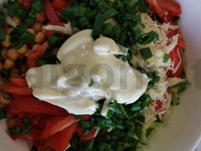 Salotas su rūkytomis dešromis, avinžirniais, daržovėmis ir sūriu Žingsnis 6