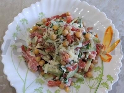 Salotas su rūkytomis dešromis, avinžirniais, daržovėmis ir sūriu pagrindine nuotrauka